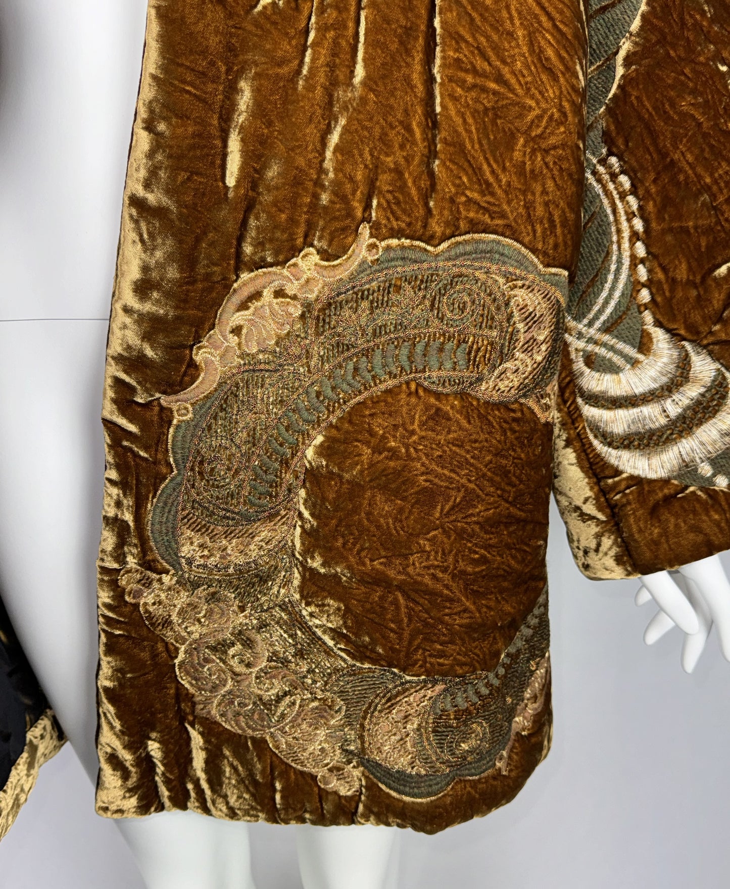 NWT 2004 Gianfranco Ferre Gold Velvet Dragon Chinoiserie Puffer Coat Jacket
